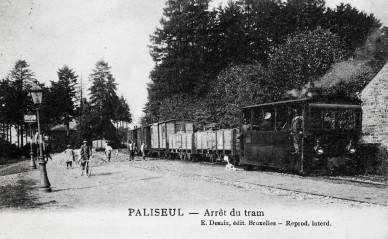 Paliseul-arrêt du tram + tram vapeur.jpg